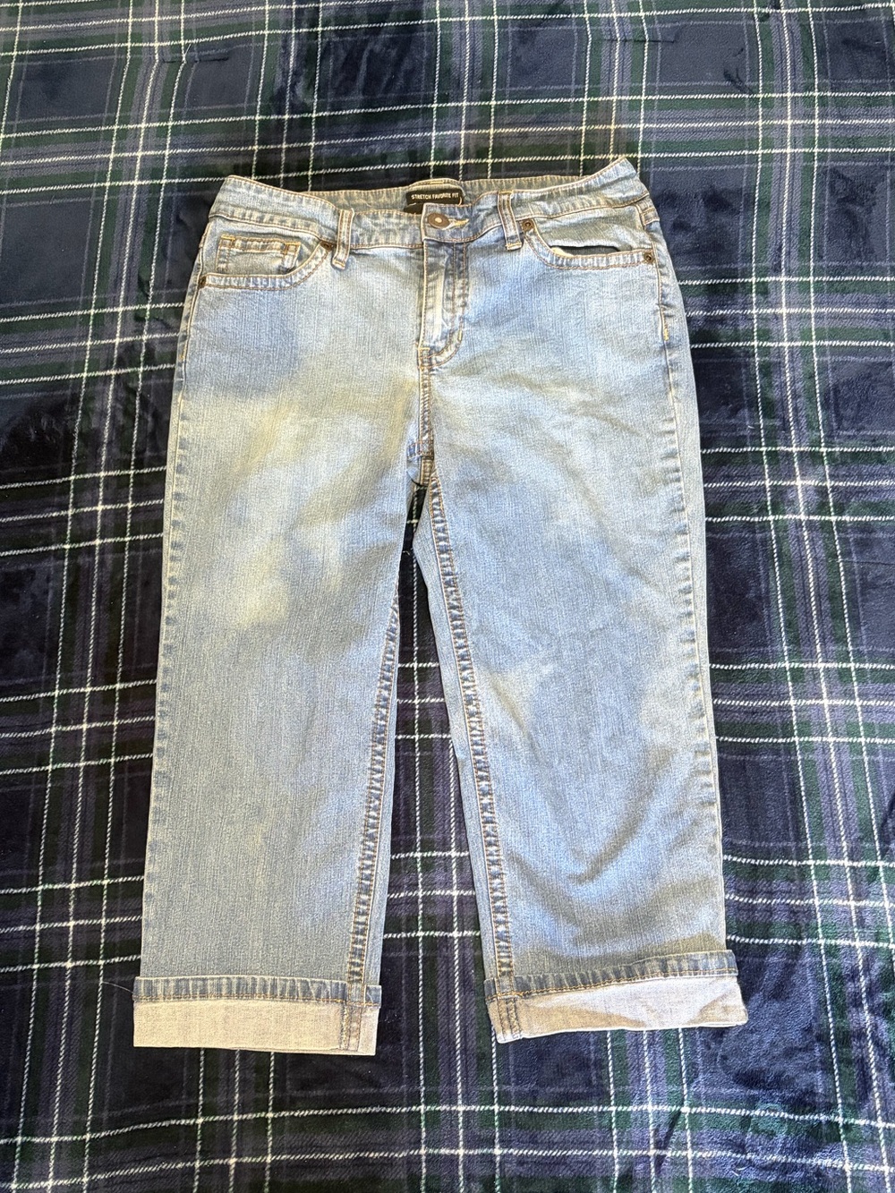 Vintage 2000s light wash denim capris w/fold-over on bottom. Size 4.